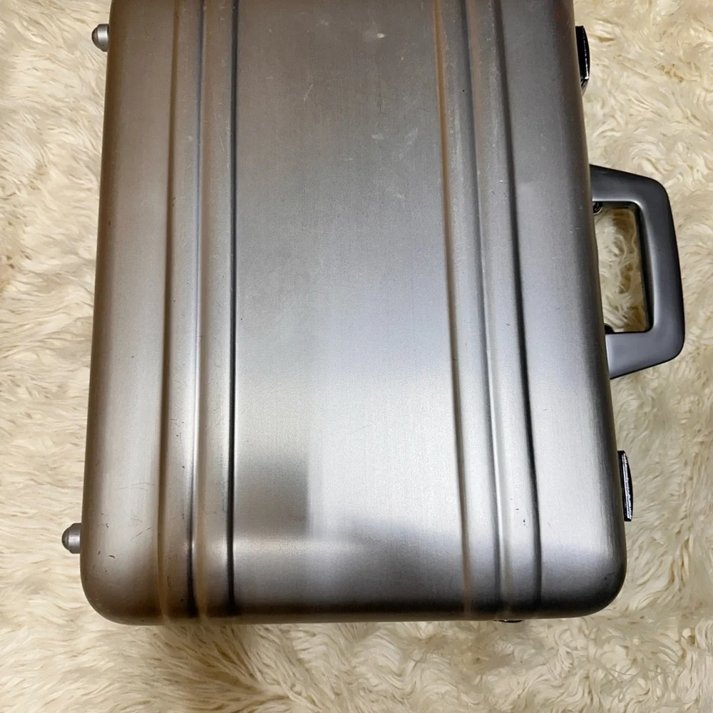 Halliburton Zero briefcase - Picture 3 of 12